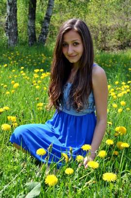 Chica con falda azul entre margaritas